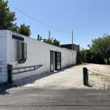 All�esterno si presenta come una casa di campagna con le pareti interamente tinteggiate di bianco